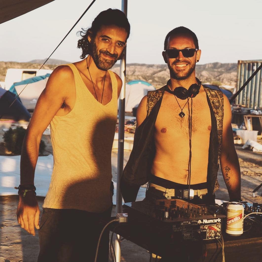 Baptiste Śākya en performance live en plein air, mixant sur sa table DJ face à la nature | Lez’Art Festival 2025