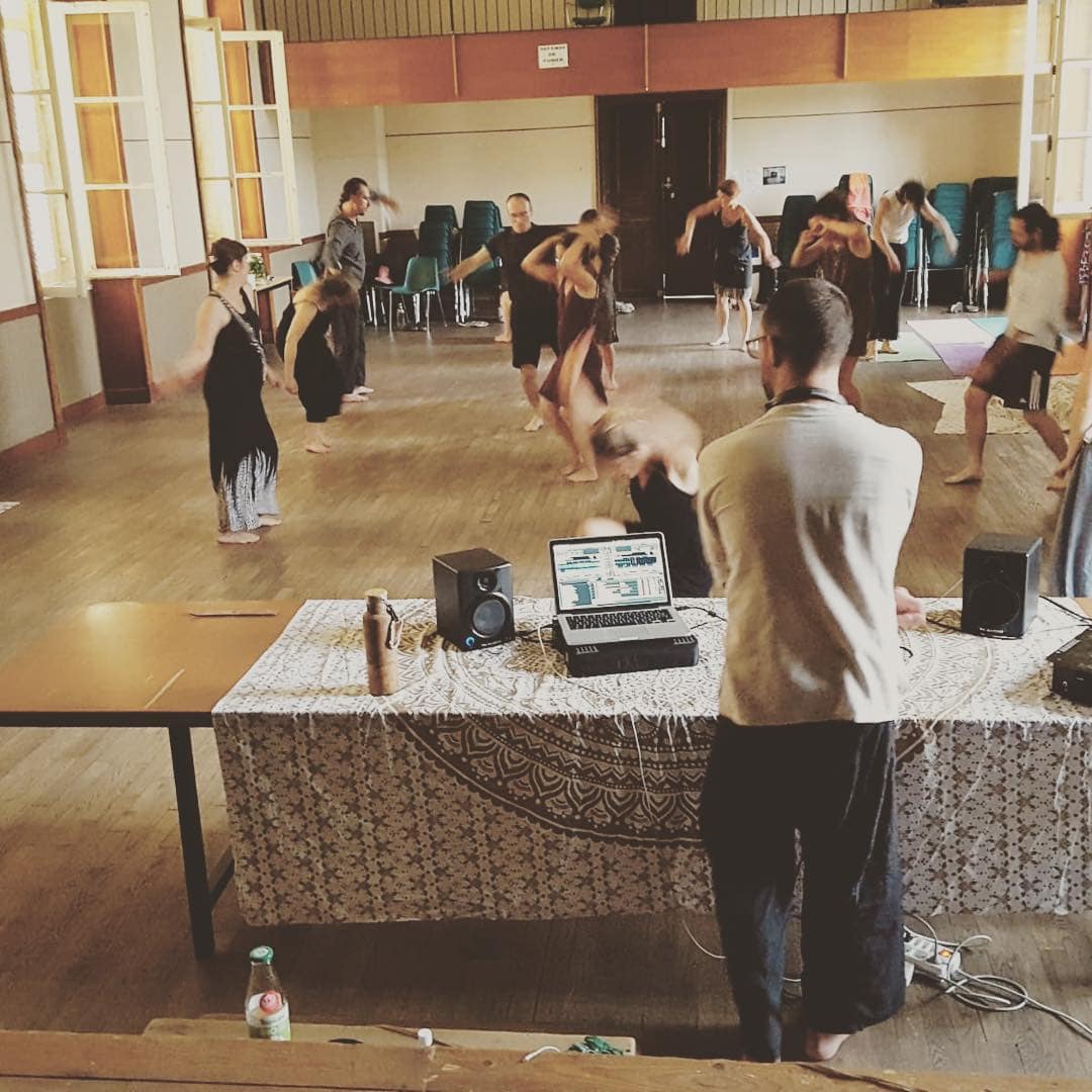 Baptiste Śākya en pleine performance Ecstatic Dance, guidant les danseurs dans un voyage sonore vibrant | Lez’Art Festival 2025