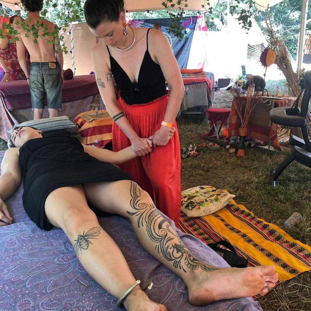 Mahaut Pézé - Massage Thaïlandais | Lez'Art Festival 2025 Mahaut Pézé offrant un massage thaïlandais au Lez'Art Festival 2025.