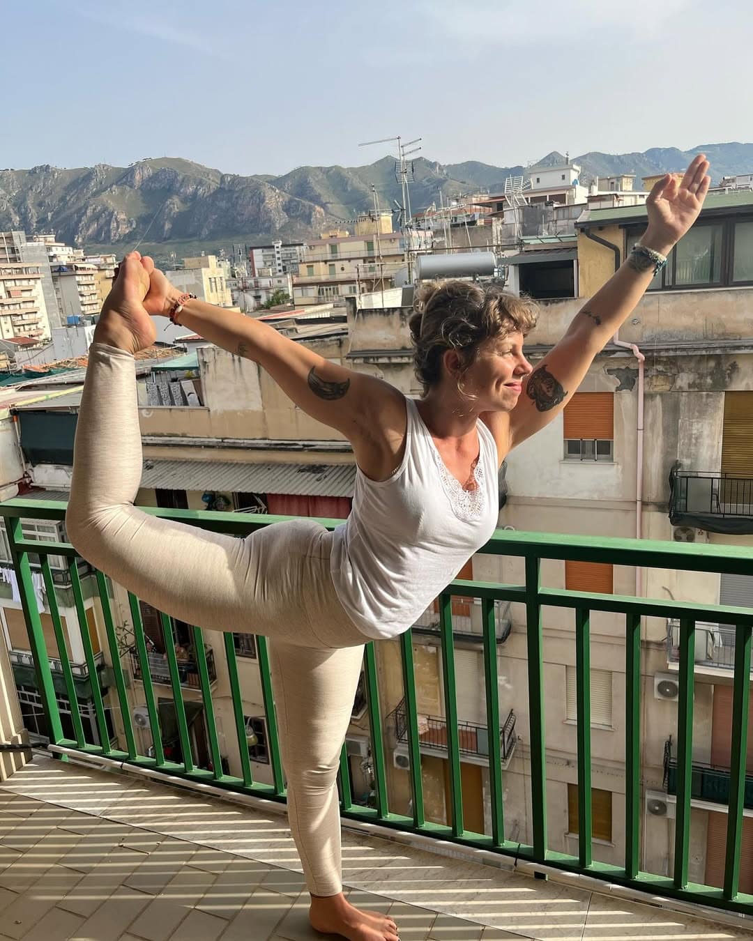 Laura du Yoga pratiquant des postures de Kundalini Yoga pendant un atelier au Lez'Art Festival.
