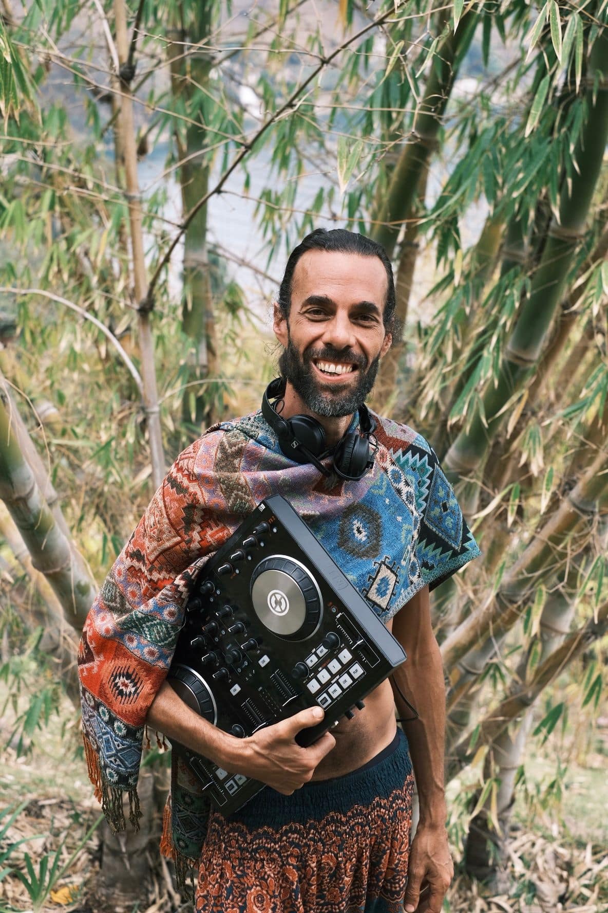 Portrait de Pascal de Lacaze, DJ et percussionniste Ecstatic Dance | Lez’Art Festival