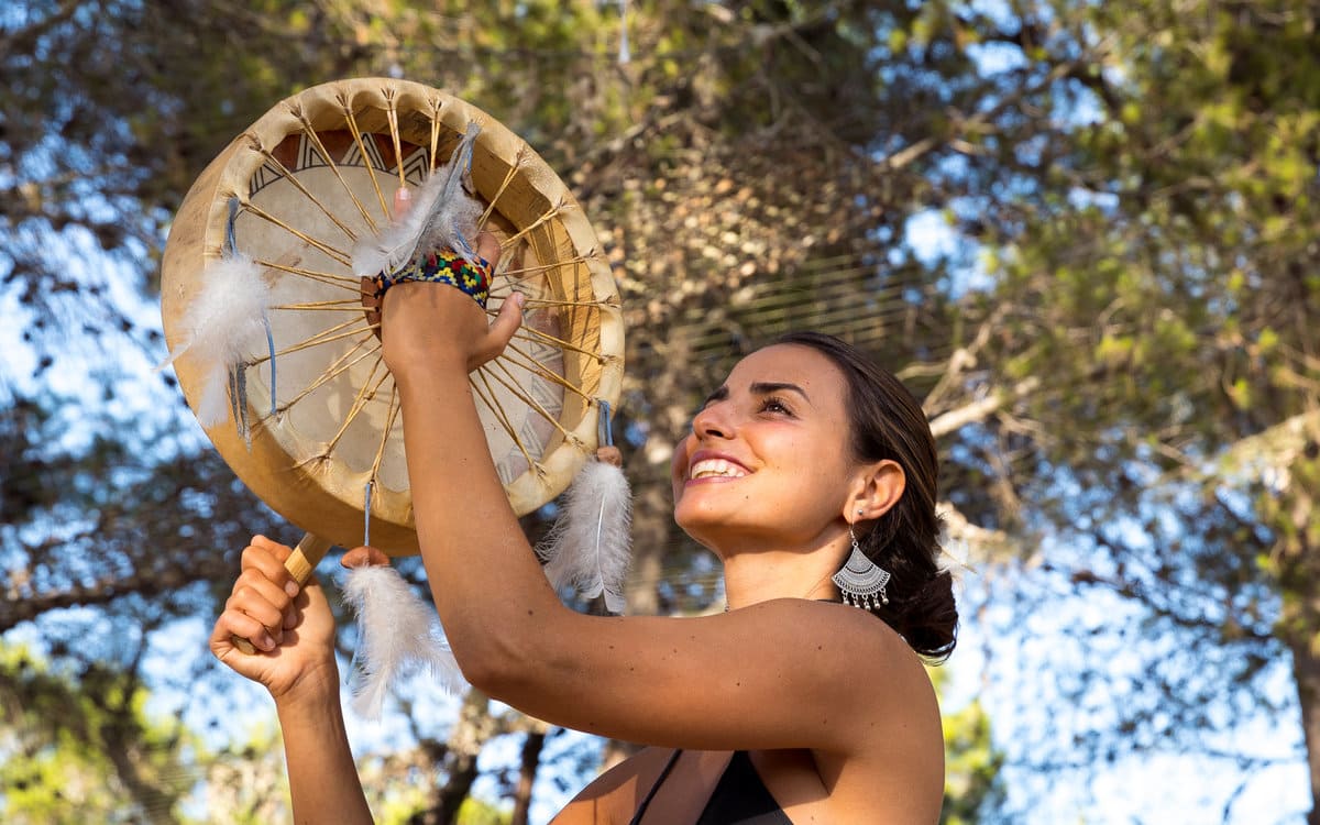 Kelly Aura en pleine performance, jouant du tambour avec intensité et connexion spirituelle | Lez’Art Festival 2025