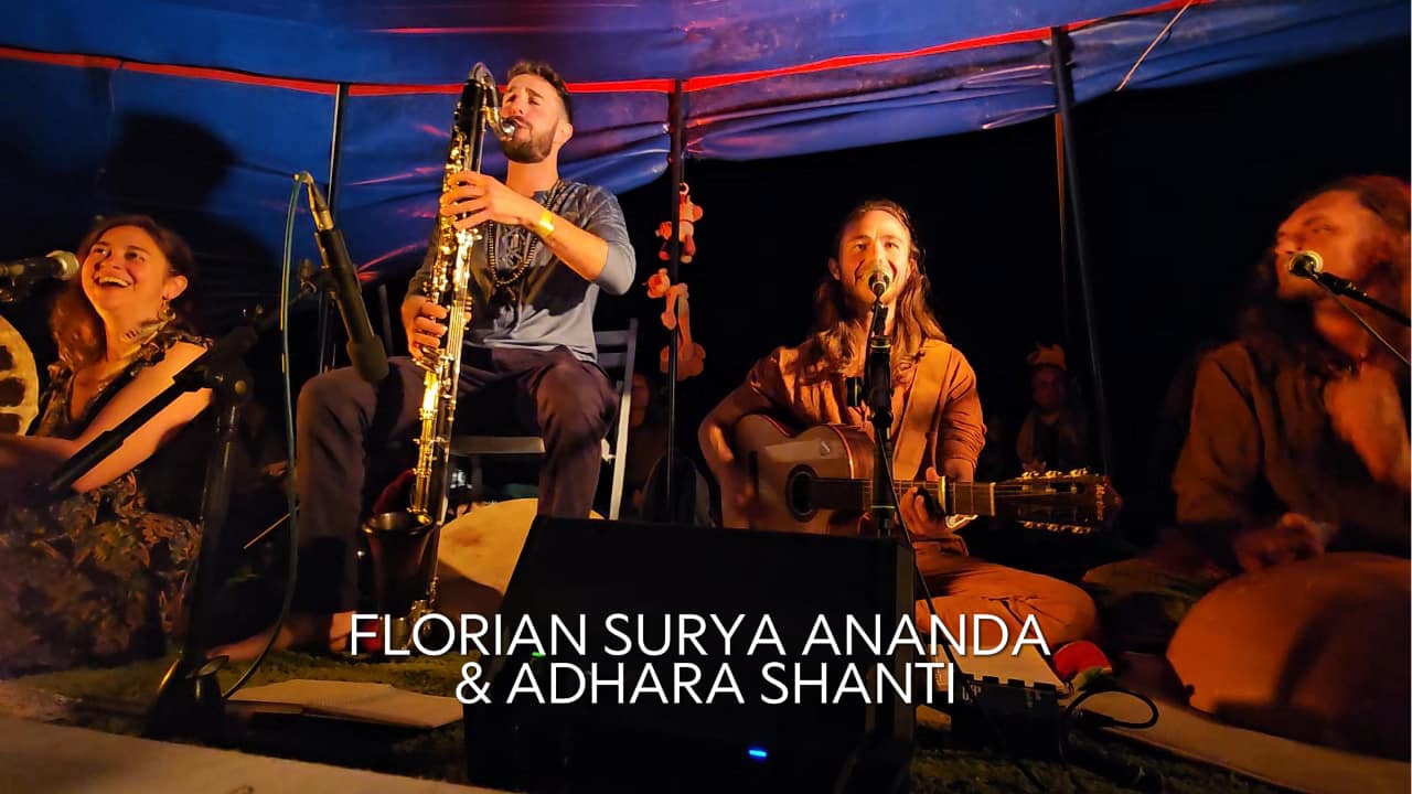 Adhara Shanti & Florian Surya Ananda en pleine performance au Lez’Art Festival