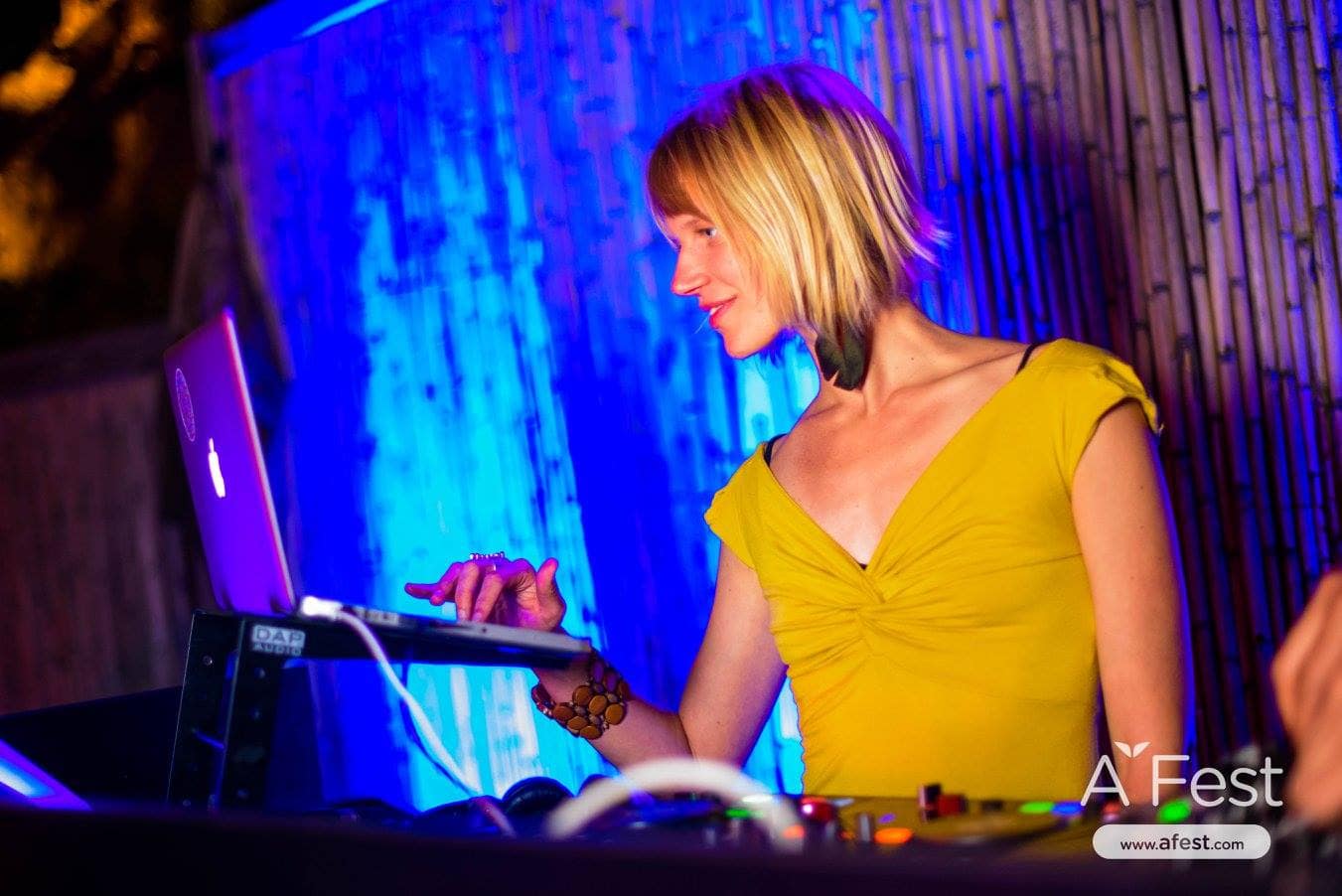 "Caroline S'Jegers sur scène, mixant en live un set hypnotique pour une session d’Ecstatic Dance | Lez’Art Festival