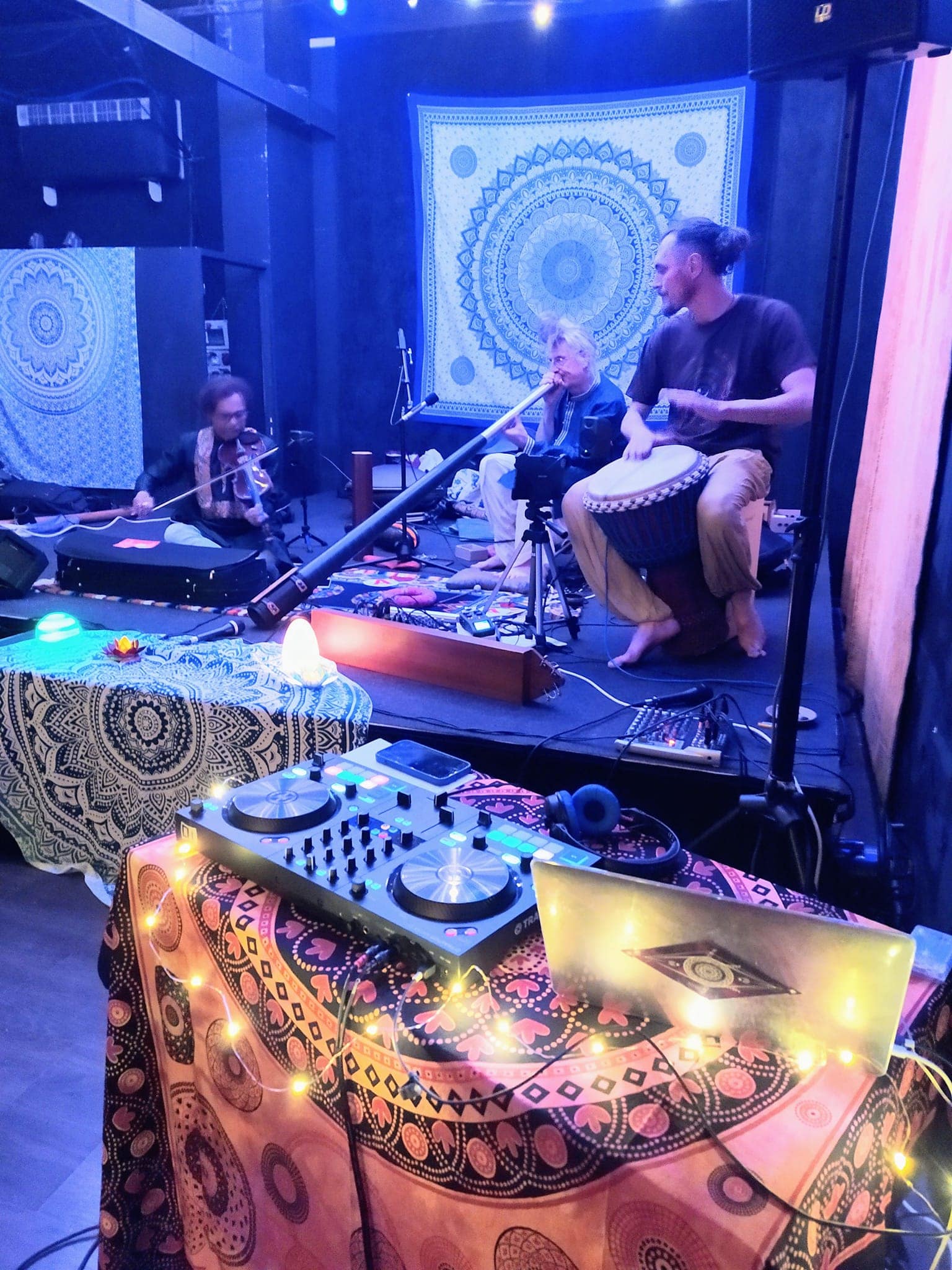 DJ Drissa en performance live sur scène avec des percussions, fusionnant rythmes tribaux et électroniques | Lez'Art Festival 2025