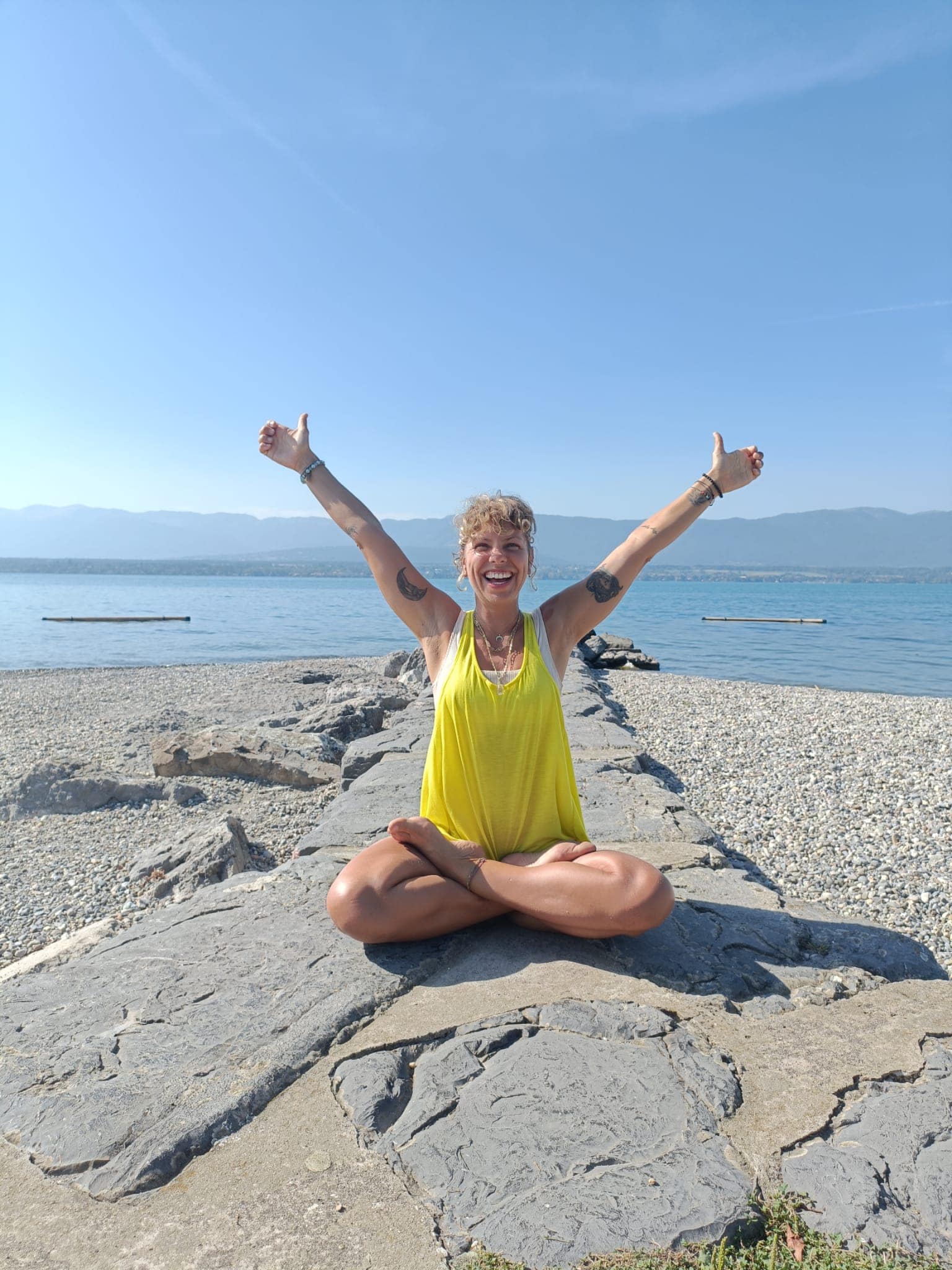 Laura du Yoga - Kundalini Yoga | Lez'Art Festival Laura du Yoga animant un atelier de Kundalini Yoga au Lez'Art Festival.