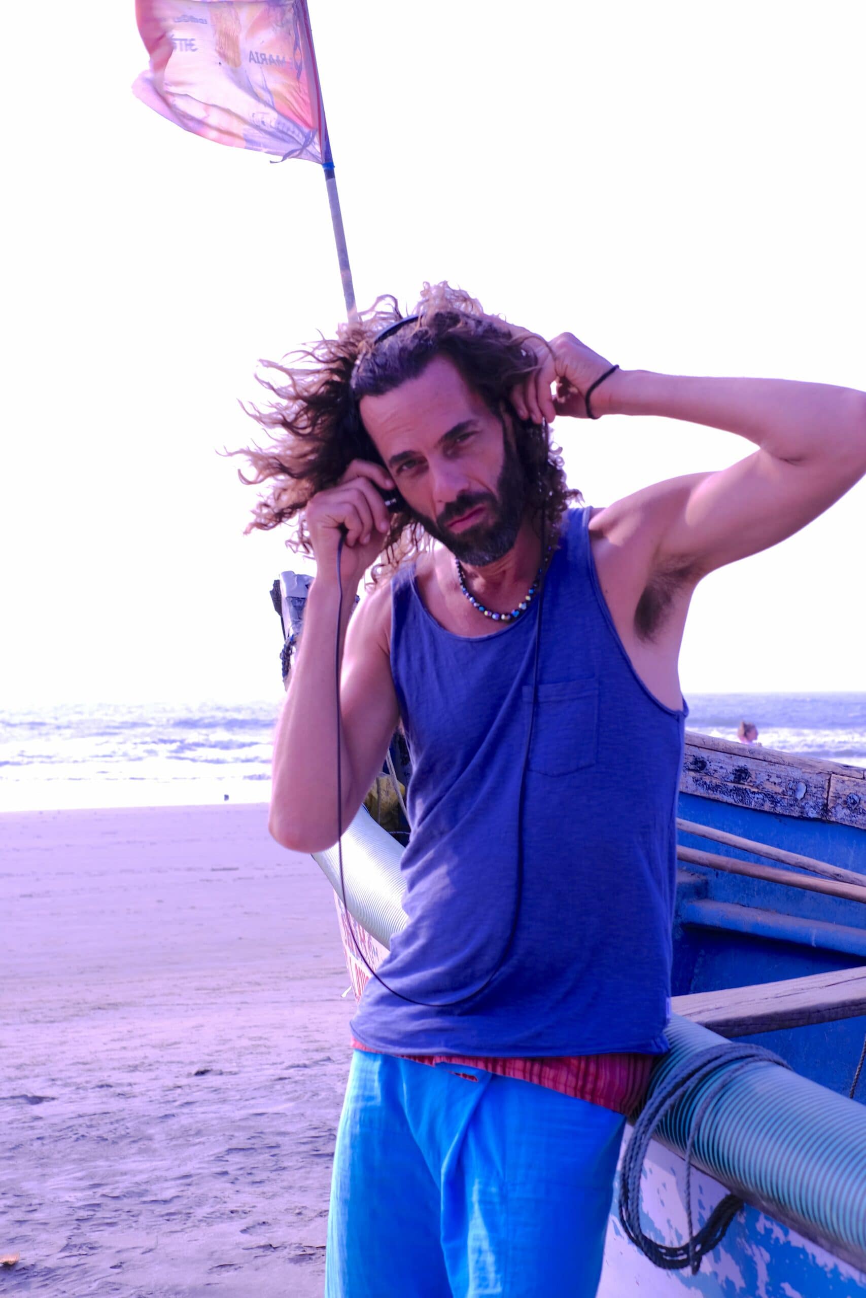 Pascal de Lacaze en pleine performance, mixant des rythmes envoûtants et percussions live | Lez’Art Festival