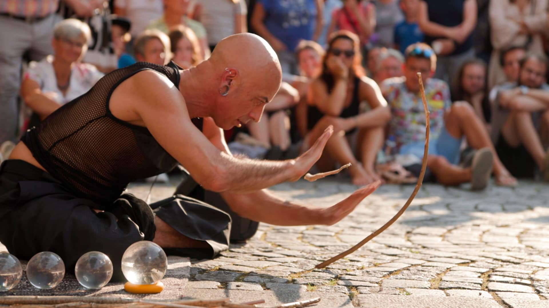 JYOTI manipulant des objets en lévitation pendant sa performance au Lez'Art Festival.