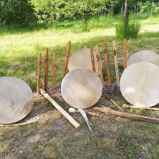 FlĂ»tes et tambours chamaniques artisanaux â Fabrication traditionnelle