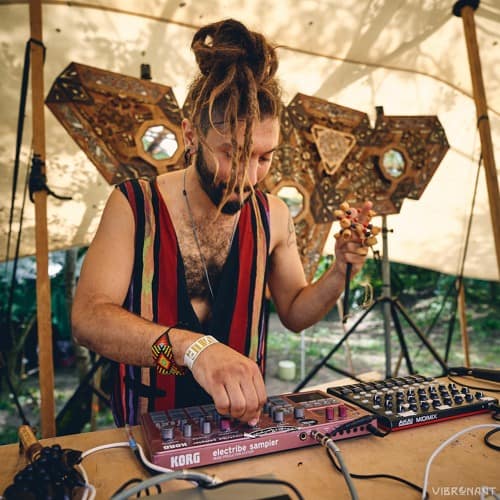 Matt Jah en performance live captivante au Lez'Art Festival 2025