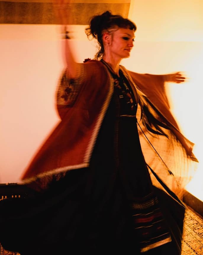 Lily Jung en mouvement, dansant avec grâce et énergie lors du Lez'Art Festival 2025