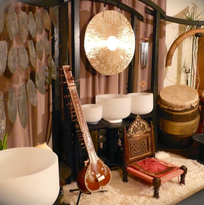 Découvrez **L'Éveil du Lotus Bleu** avec **Altos** au **Lez'Art Festival**, une cérémonie immersive combinant musique, parfums et vibrations pour éveiller l'âme.