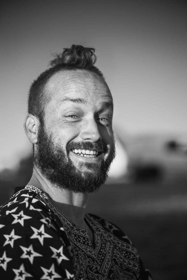 Portrait de Baptiste alias Walou, crieur public, au Lez'Art Festival 2025.