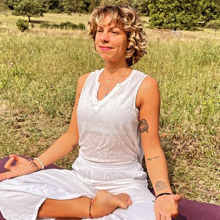 Découvrez l'atelier **Réveille la/le Guerrièr(e) de Lumière qui dort en Toi** avec **Laura du Yoga** au Lez'Art Festival, une pratique énergisante pour activer votre énergie vitale et équilibre intérieur.