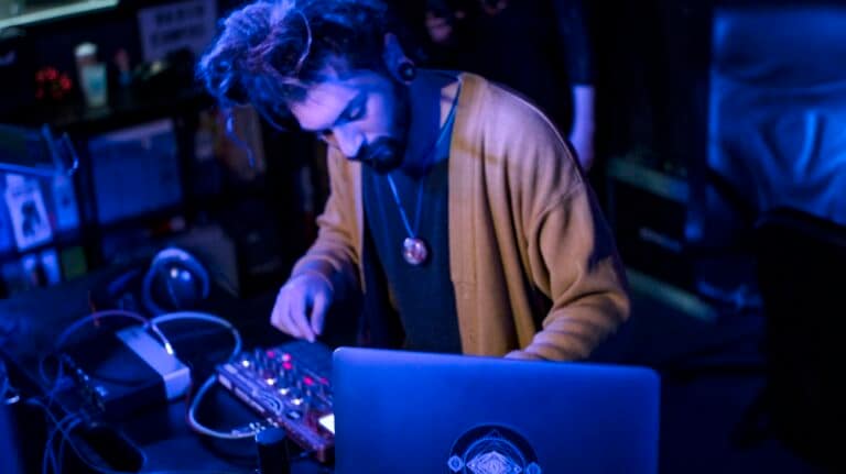 Lors du Lez'Art Festival 2025, Matt Jah a offert une performance live mémorable, captivant le public avec ses mixes envoûtants et son énergie sur scène.