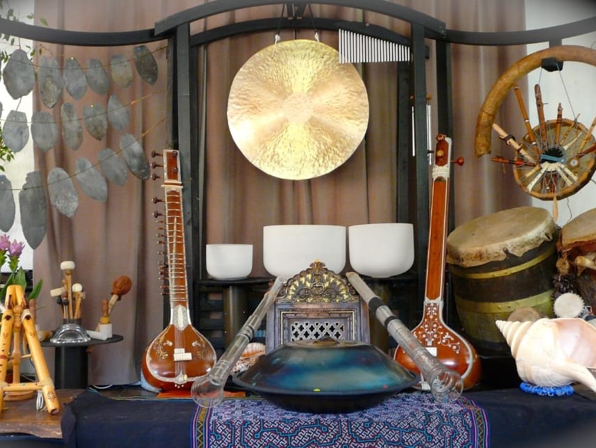 Instruments de guérison sonore utilisés lors de l'atelier L'Éveil du Lotus Bleu au Lez'Art Festival.