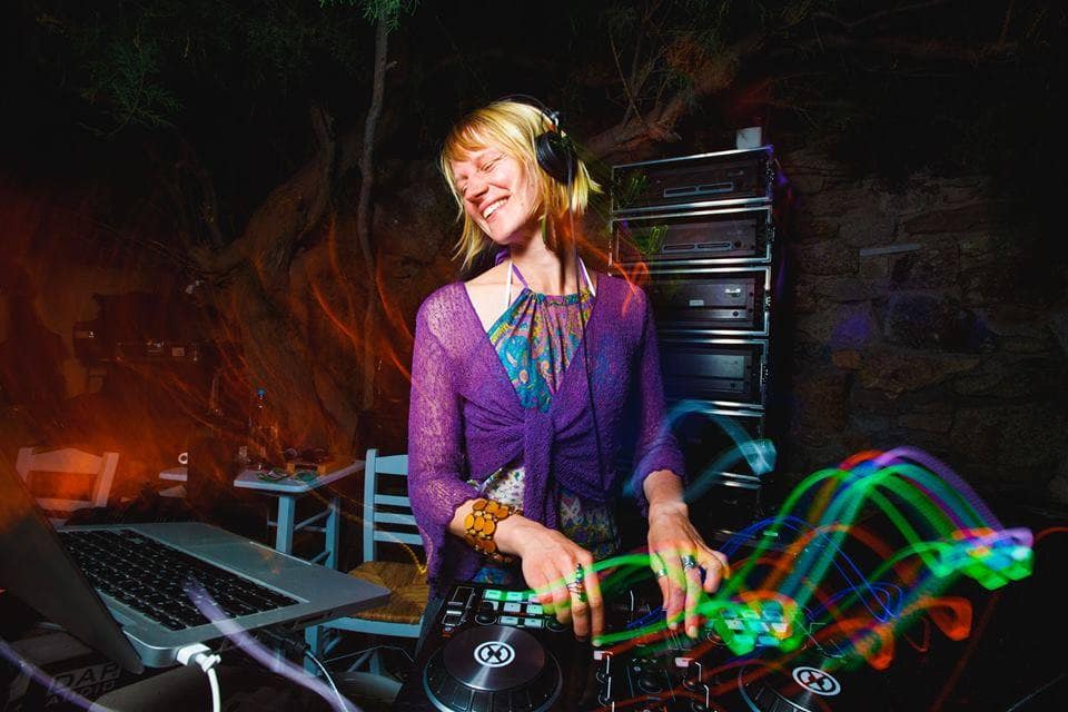 Caroline S'Jegers en pleine session DJ, mixant des rythmes envoûtants pour l'Ecstatic Dance | Lez’Art Festival